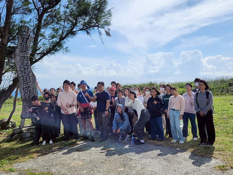 都蘭部落鄭智文分享部落針對土地議題的自主行動，並於都蘭鼻跟學生老師合影。