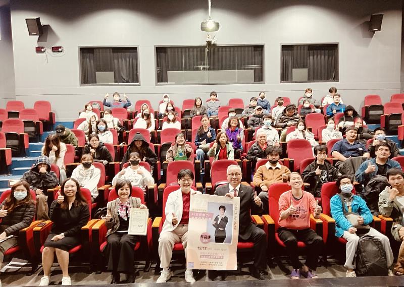 開南大學18日舉辦心理健康專題講座,林品謙講師與師生合影,現場互動熱絡。