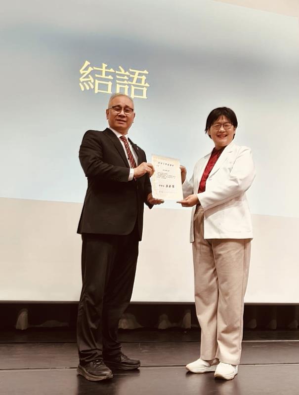 開南大學副校長陳文甲（左）代表學校致贈感謝狀，感謝林品謙講師分享專業。