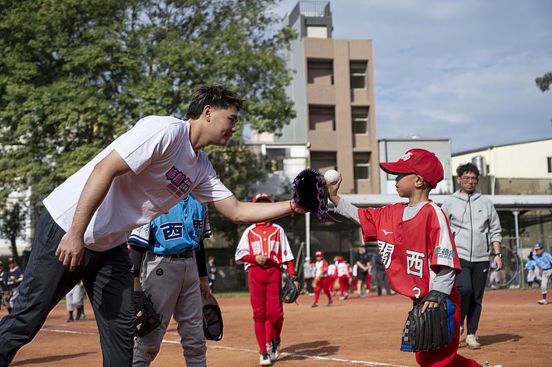 陳柏毓以穩健的控球與節奏作為示範,從基礎步伐到手部姿勢帶領孩子培養基礎。