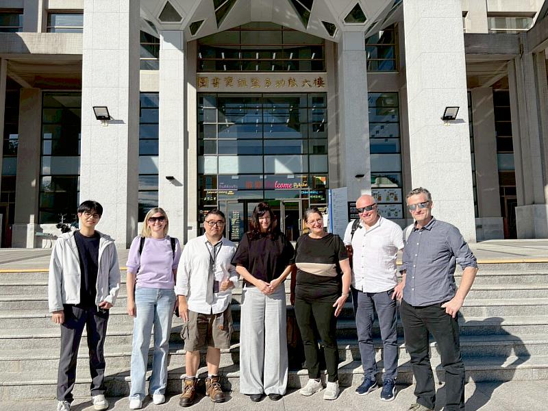 國際處組員鄭昀昕（左起）、Claudia Zeppetzauer教授、外文系徐孝先老師、Sandra Bellet教授兼國際交流主任、Simone Naphegyi教授、Karl Peböck教授、Thomas Schroffenegger教授於暨大圖書資訊暨多功能大樓前合影。