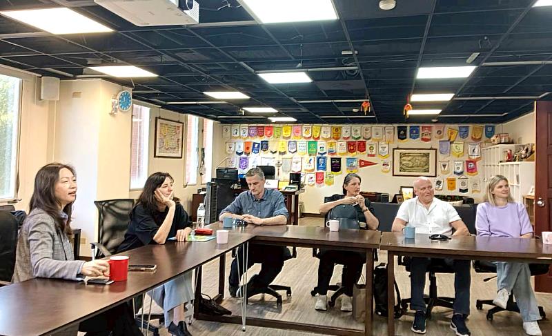 暨大葉家瑜國際長（左1）與奧地利福拉爾貝格教育大學（PHV）教授訪問團進行面對面深度對話。