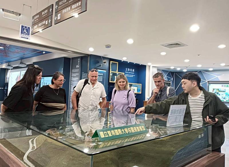 圖書館組員林冠甫（右1）為PHV學者介紹暨大創校理念與校園場館設施。