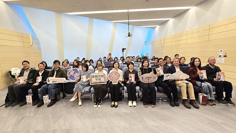 《靚影：客庄女力百年行路》新書發表座談會，參與座談會來賓合影。