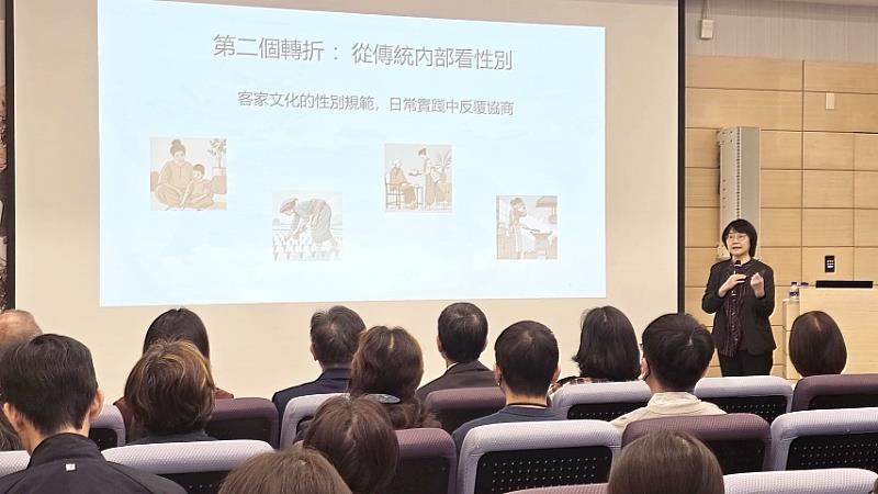 《靚影：客庄女力百年行路》新書發表座談會，姜貞吟教授分享從生活脈絡中理解客庄女力。