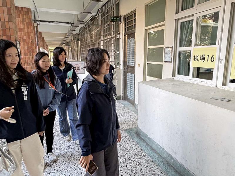 教育處副處長巡視試場，關心競賽進行情形。