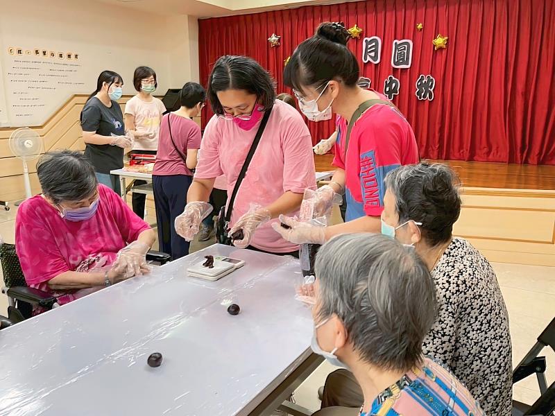 竹市府攜手新竹市8間老人福利機構，共同推動「老人福利機構老人獨立倡導關懷計畫」。