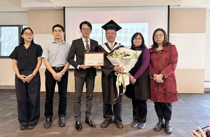 林擎天先生(右3)獲淡江大學頒贈榮譽畢業證書。(圖/淡江大學提供)
