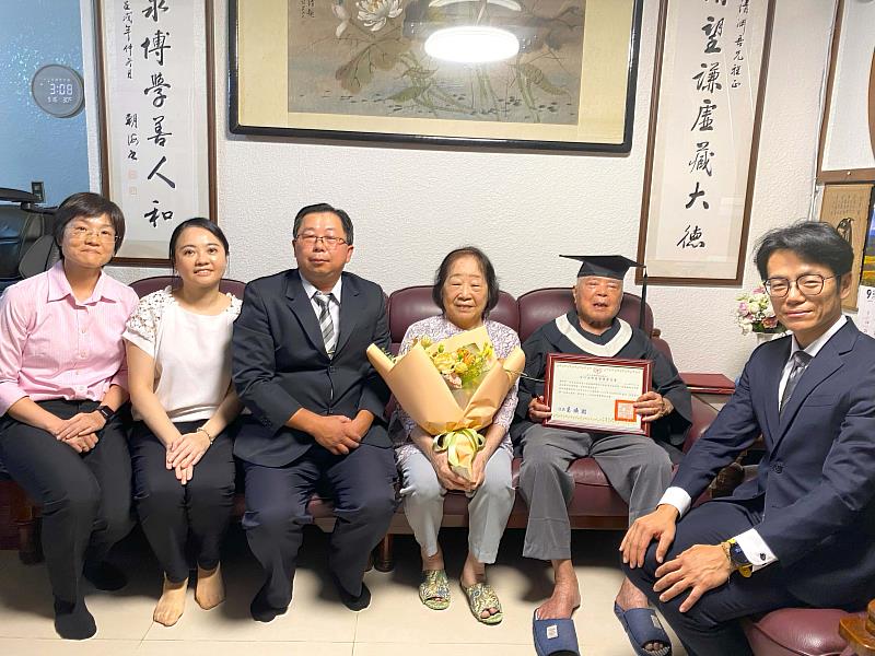 趙清淵先生（右2）於9月16日在教育部學生事務及特殊教育司陳宗志科長（左3）陪同下，由淡江生活輔導組虢恕仁組長代表校方頒贈榮譽畢業證書。（圖／淡江大學提供）