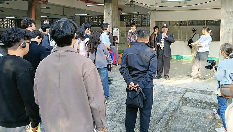 林擎天為淡江師生導覽，解說白色恐怖的歷史及當時獲罪者的經歷。（圖／淡江大學提供）