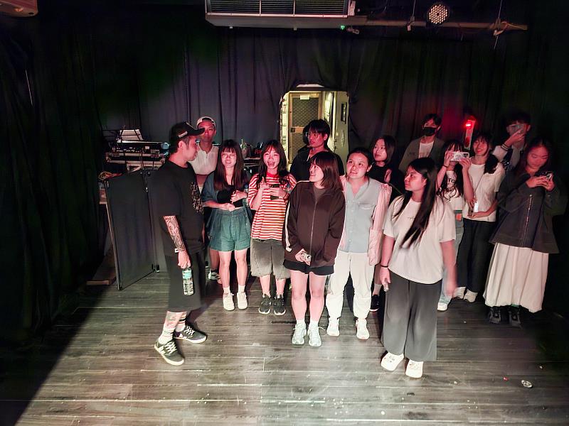 Yuki老師向同學介紹展演空間之燈光、音效、舞台設備等器材。