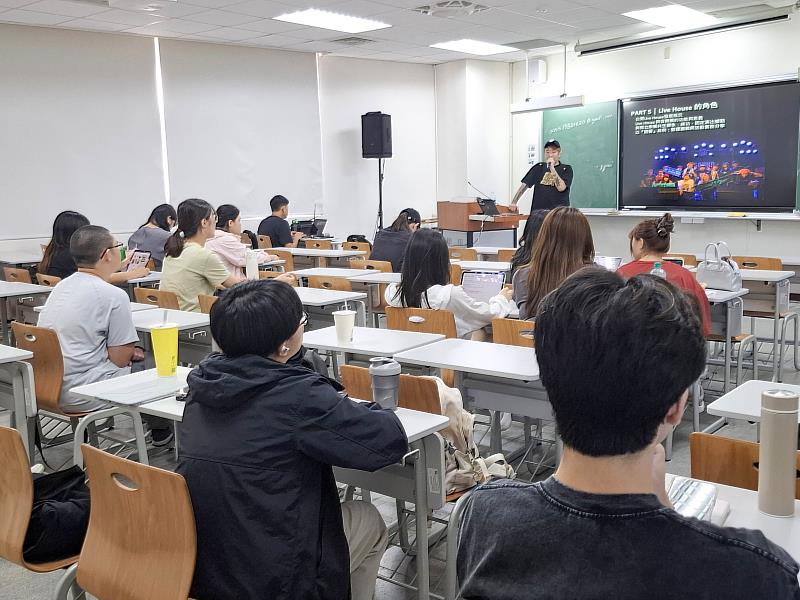 Yuki老師向同學說明音樂節策辦活動的「多樣性」與「專業性」。