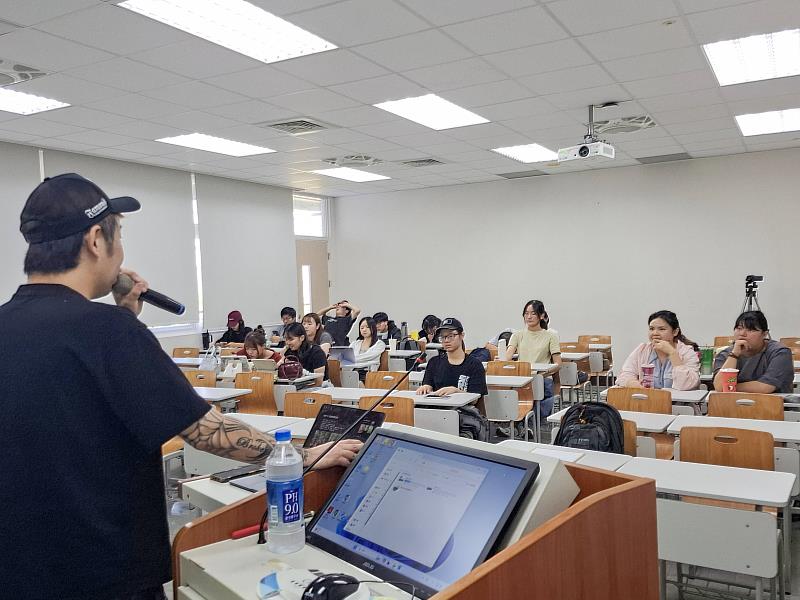 Yuki老師與同學分享自身的行銷經驗。