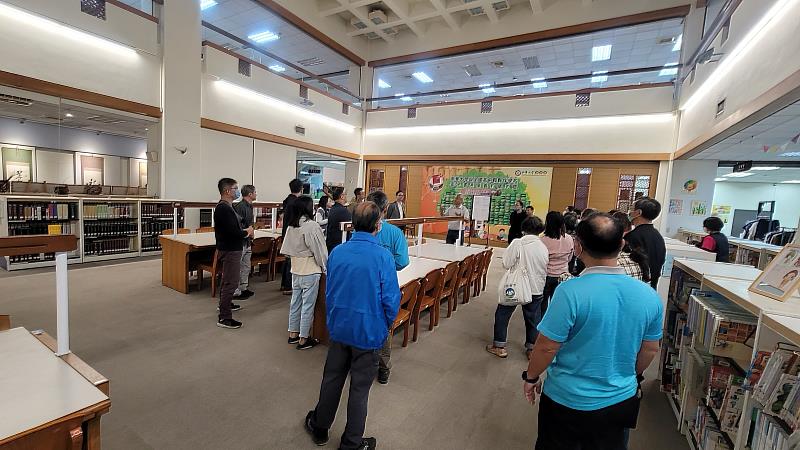 南華大學協助嘉義縣環保局推動產業節能訓練，總務處營繕組鍾宜璋組長展示圖書館利用人像偵測控制燈光啟閉的智慧節能措施。