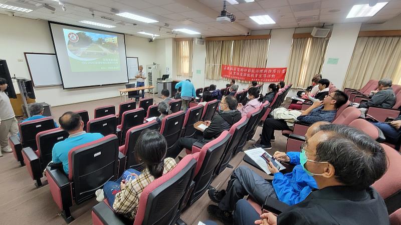 南華大學協助嘉義縣環保局推動產業節能訓練，總務處營繕組鍾宜璋組長分享南華大學節電實務。