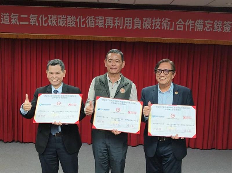 陳明輝副院長（左）與台糖砂糖事業部黃正忠執行長(中)、耐斯企業股份有限公司張志毓總廠長（右）簽署合作意願書。