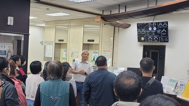 南華大學協助嘉義縣環保局推動產業節能訓練，總務處營繕組鍾宜璋組長解說圖書館的智慧節能看板。