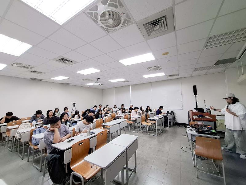 Nick老師向同學分享DJ的工作內容及產業概況。