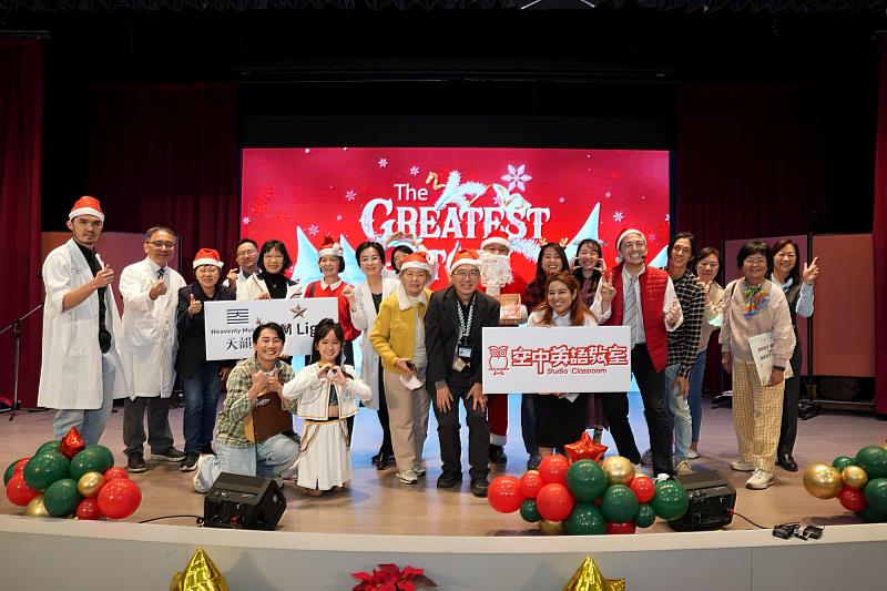 蔡崇豪院長與師生會場開心合影。