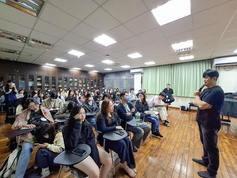 侯總監與學生進行交流互動，現場學生踴躍提問從目前走到幕後的問題。