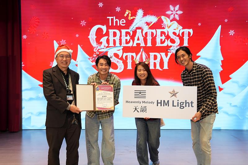 蔡崇豪院長致贈空中英語教室外籍教感謝狀。