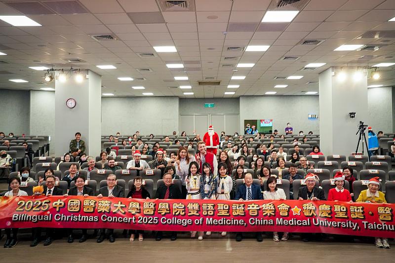 蔡董事長伉儷與參加2025年雙語聖誕音樂會師生合影。