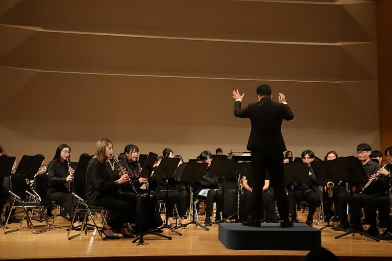 南大音樂學系管樂團在校慶音樂會中正式演出，由指揮葉冠麟老師帶領，展現細膩而穩健的管樂詮釋。