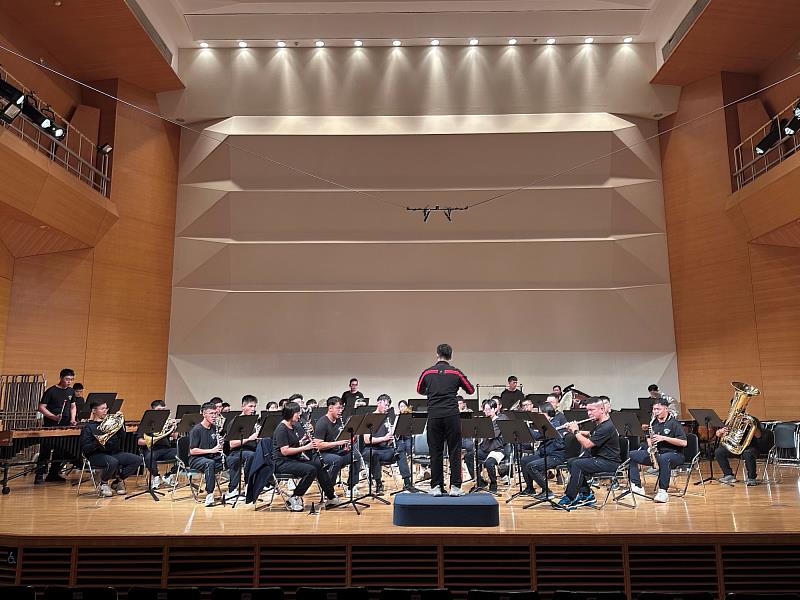 海軍軍樂隊於演出前進行下午綵排，透過嚴謹排練調整音色與節奏，為校慶音樂會做好充分準備。