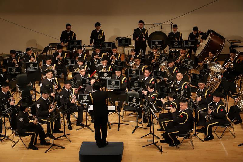 海軍軍樂隊於校慶音樂會中正式登場，由指揮王柏軒少校領軍，展現軍樂磅礡而精準的演奏風格。
