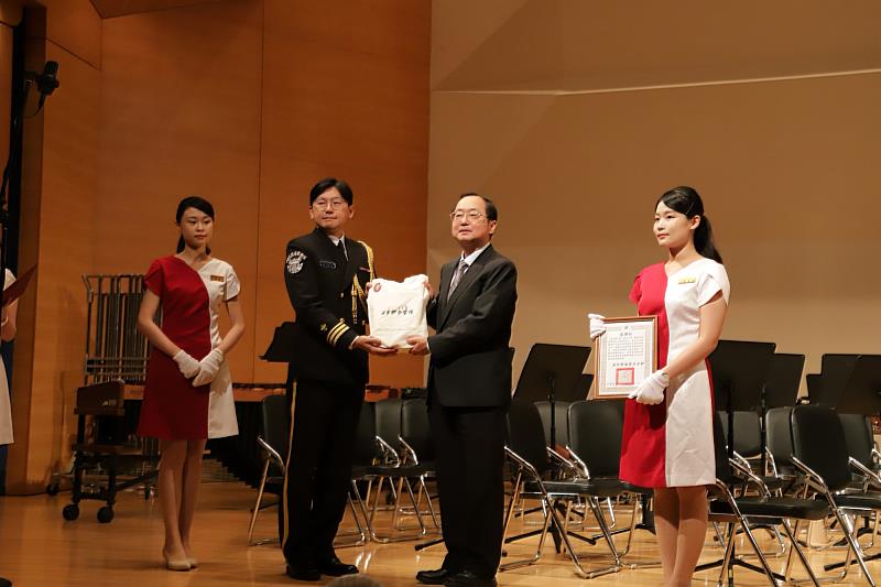 臺南大學校慶音樂會現場，南大音樂學系與海軍軍樂隊互贈紀念品，象徵專業交流與合作情誼。