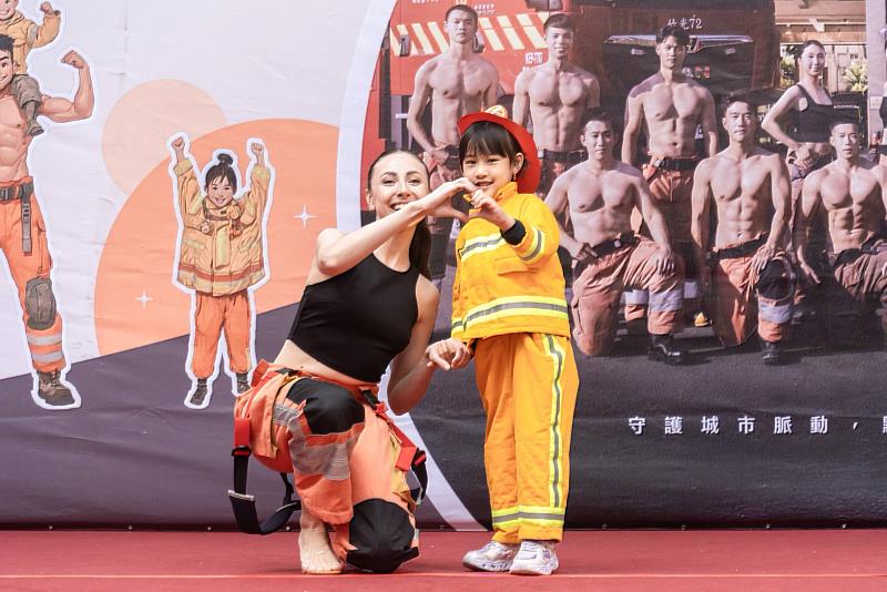 此次發表會透過「力與美」的完美結合，展現消防員高強度體能與專業訓練成果。