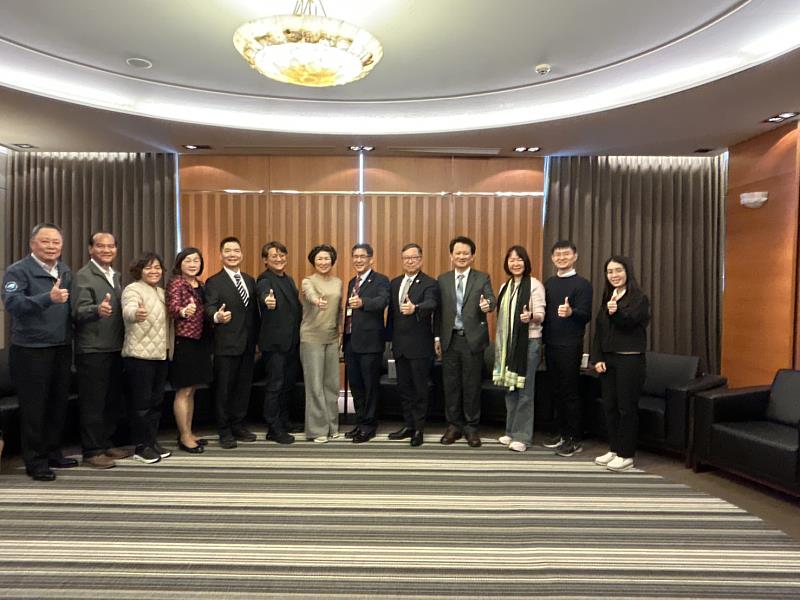 饒慶鈴率縣府團隊與立委黃建賓、南迴線議員拜訪高醫