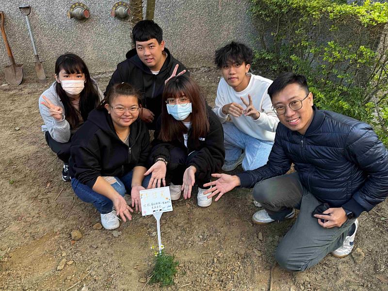 師生種下香草合影。