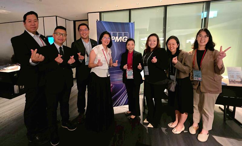 KPMG台灣所與KPMG新加坡所攜手亞洲台灣商會聯合總會於新加坡舉辦「台商生態系圈2.0－詭譎環境下企業發展新契機」論壇，吸引近百位企業董座先進共襄盛舉。KPMG台灣所亞太業務發展中心副總吳紹禎（左起）、KPMG台灣所家族辦公室主持會計師洪銘鴻、KPMG新加坡所審計合夥人葉煒基、KPMG台灣所亞太業務發展中心新馬區主持會計師趙敏如、亞洲台灣商會聯合總會第33屆總會長陳舒琴、KPMG新加坡所家族辦公室合夥人周美思、KPMG新加坡所稅務合夥人楊欣苑、KPMG台灣所亞太業務發展中心高專黃筱娟一同與會。