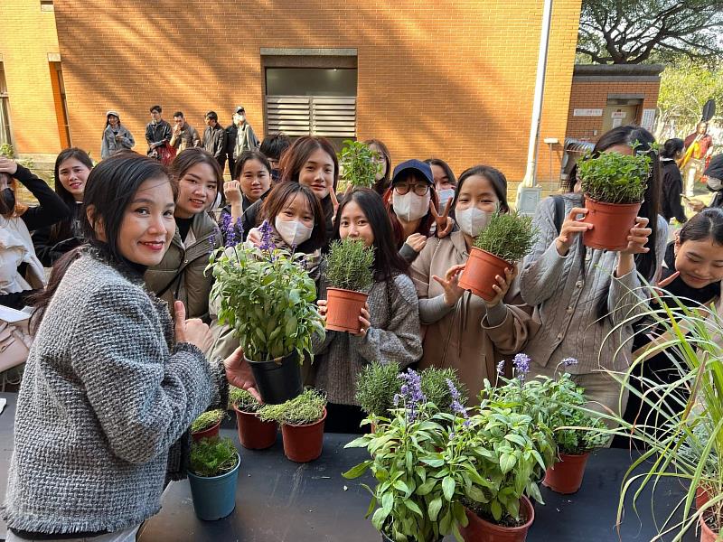 師生們分享香草知識。