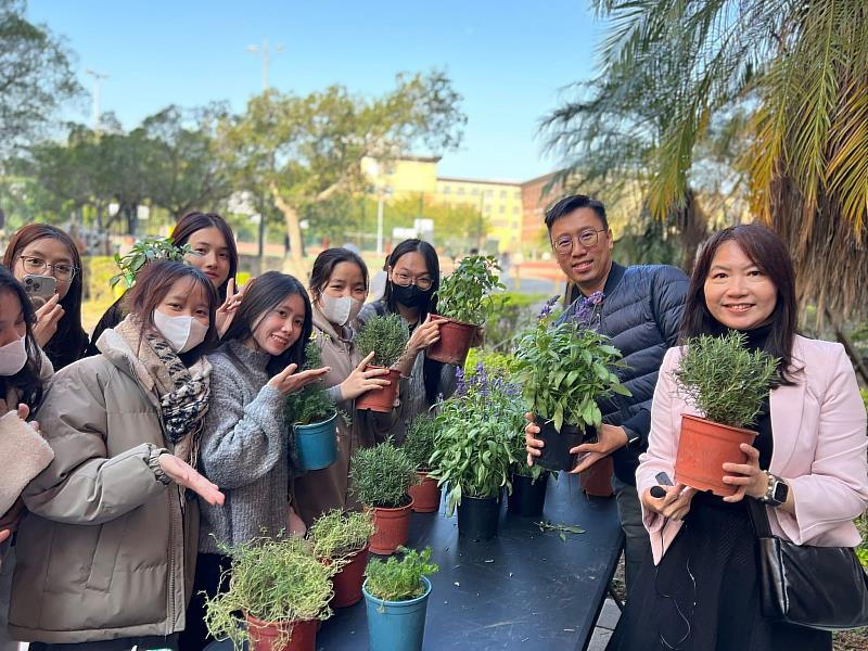 在香草的栽培與分享中，師生共同體驗學習與合作的樂趣。