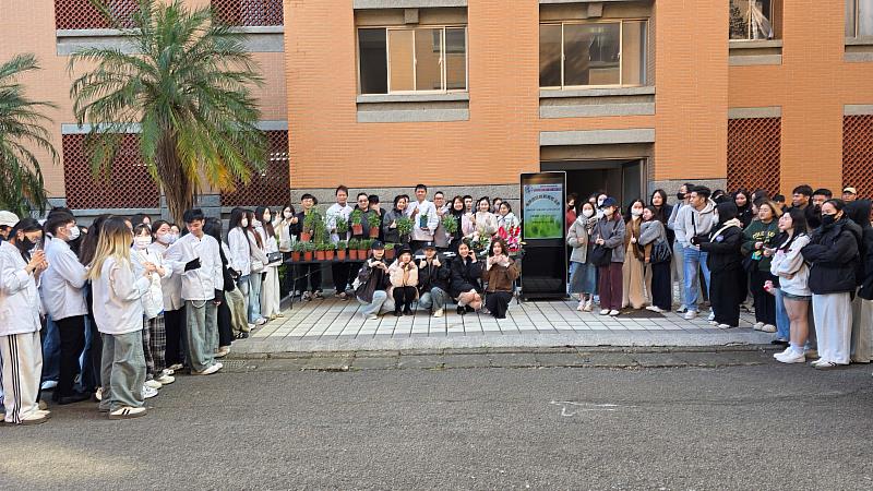 育達科技大學餐旅經營系師生參加香草植栽活動。