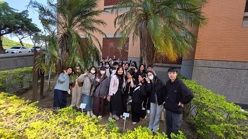 育達科技大學餐旅經營系師生參加香草植栽活動。