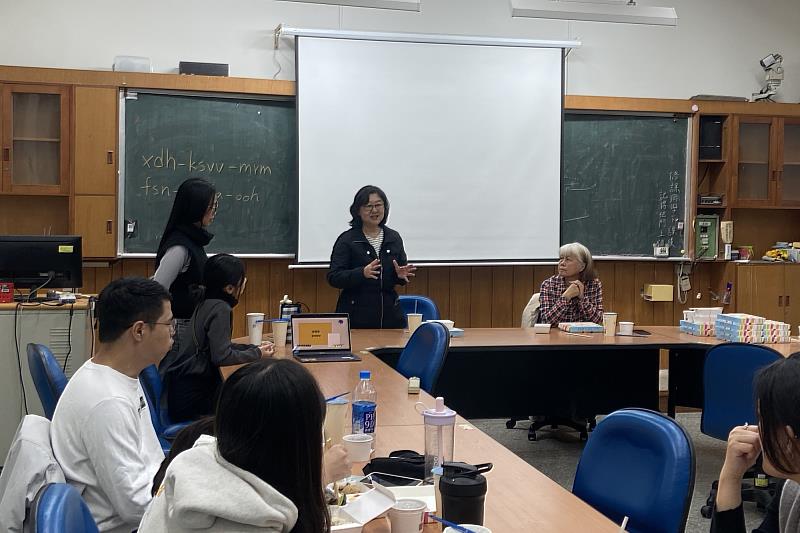 南大USR計畫「為偏鄉而教」主持人歐陽誾教授分享課輔計畫對理解偏鄉教育現場的重要意義。