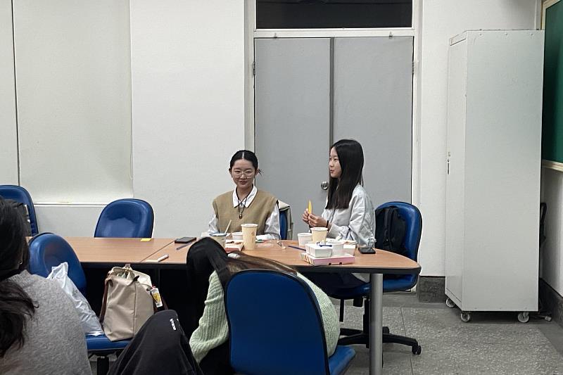 南大課輔教師透過互動遊戲交流經驗，在輕鬆氛圍中加深彼此認識。