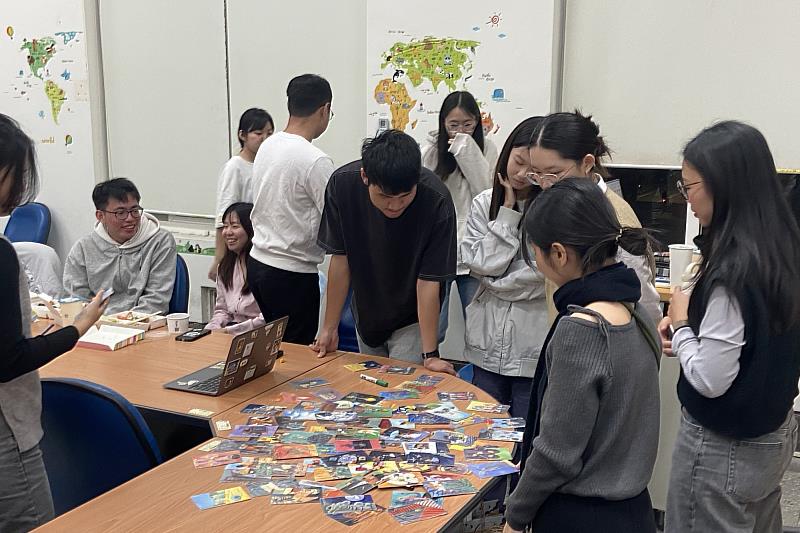 南大課輔教師選擇卡牌連結教學經驗，分享走入偏鄉教學現場的體會。