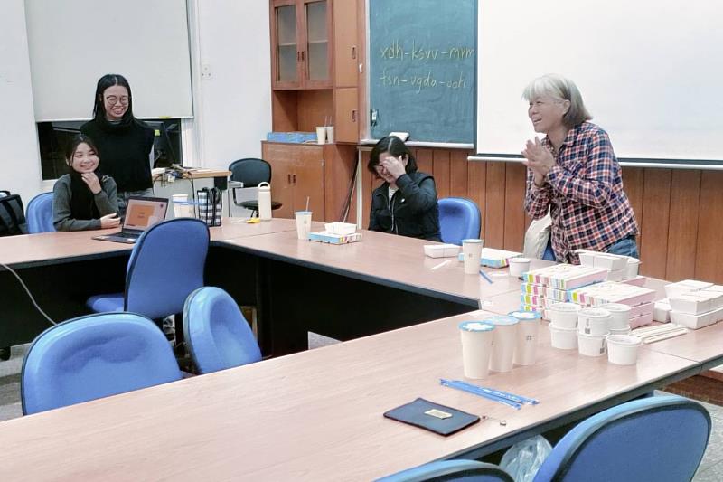 南大課輔計畫輔導老師何美慧老師說明，長時間陪伴有助於建立偏鄉學生的信任與安全感。