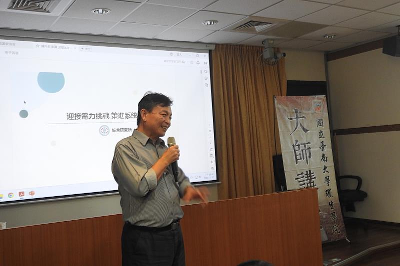 鍾年勉所長勉勵南大學生勇於嘗試、持續探索，在跨域學習中累積面對未來挑戰的專業能量。