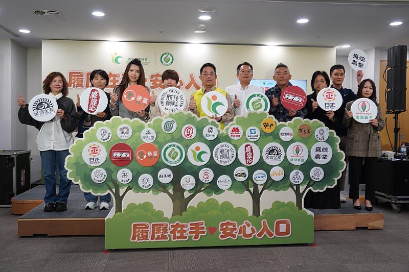 陳立儀主任秘書與本年通過分裝、流通、加工驗證業者合影。