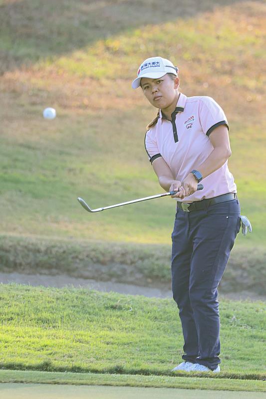 台灣大哥大女子公開賽衛冕冠軍、台灣大哥大贊助選手徐薇淩打完第2輪後暫居並列第7，只落後領先者3桿。