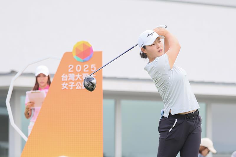 韓國選手鄭瑟琪靠第17洞老鷹戲劇性彎道超車，躍居領先地位。