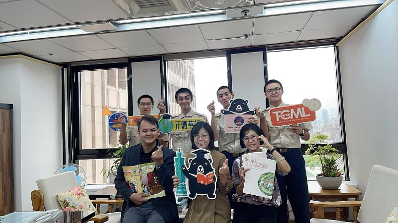 僑務委員會榮獲114年下半年替代役績優服勤單位，僑教處林季蓉處長（前排中）、李偉農科長（前排左1）與在會役男合影。