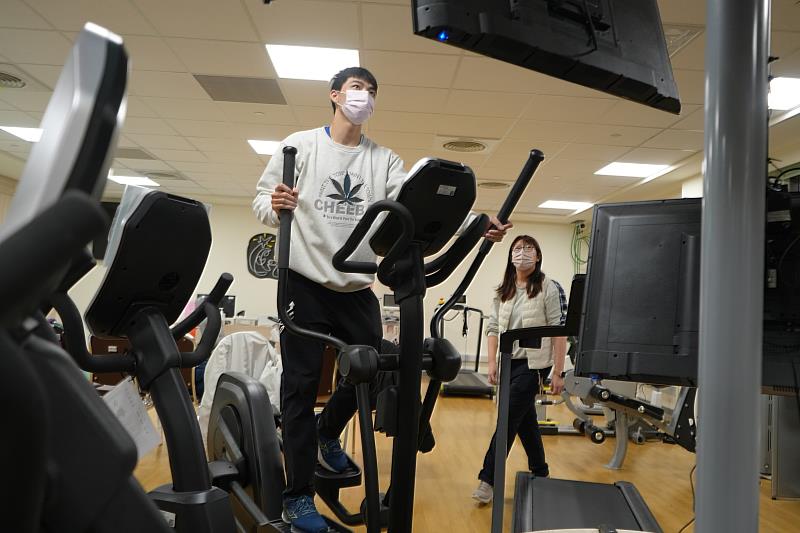 輔大運休學程同學體驗橢圓機。