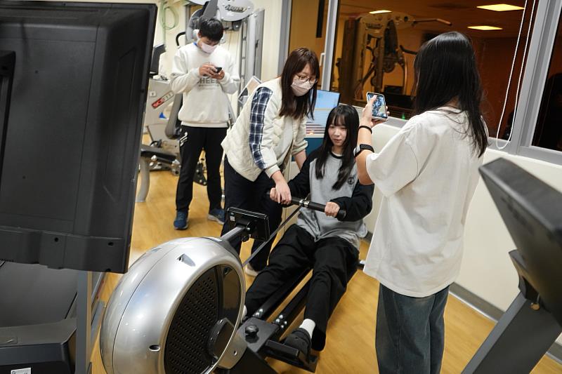 輔大運休學程同學體驗划船機。