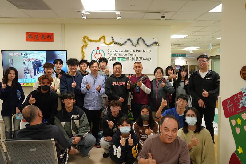 輔大運休學程師生與黃柏芳副院長、授課講師蔣琦瑤於心臟復健暨肺復原中心合影。